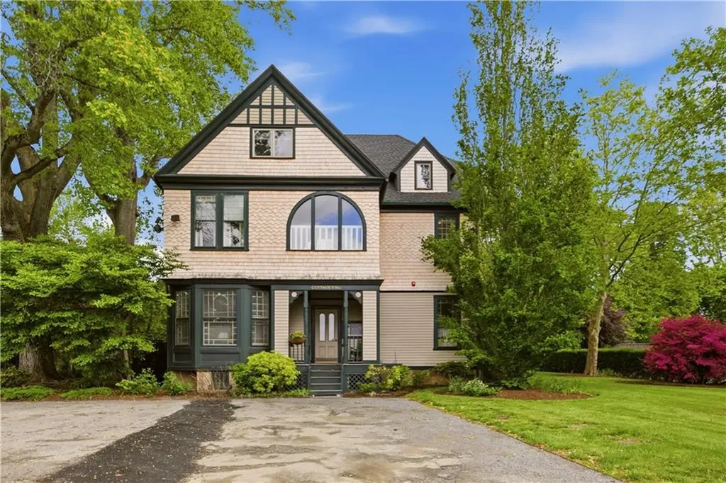 158 Narragansett Avenue Newport RI 02840