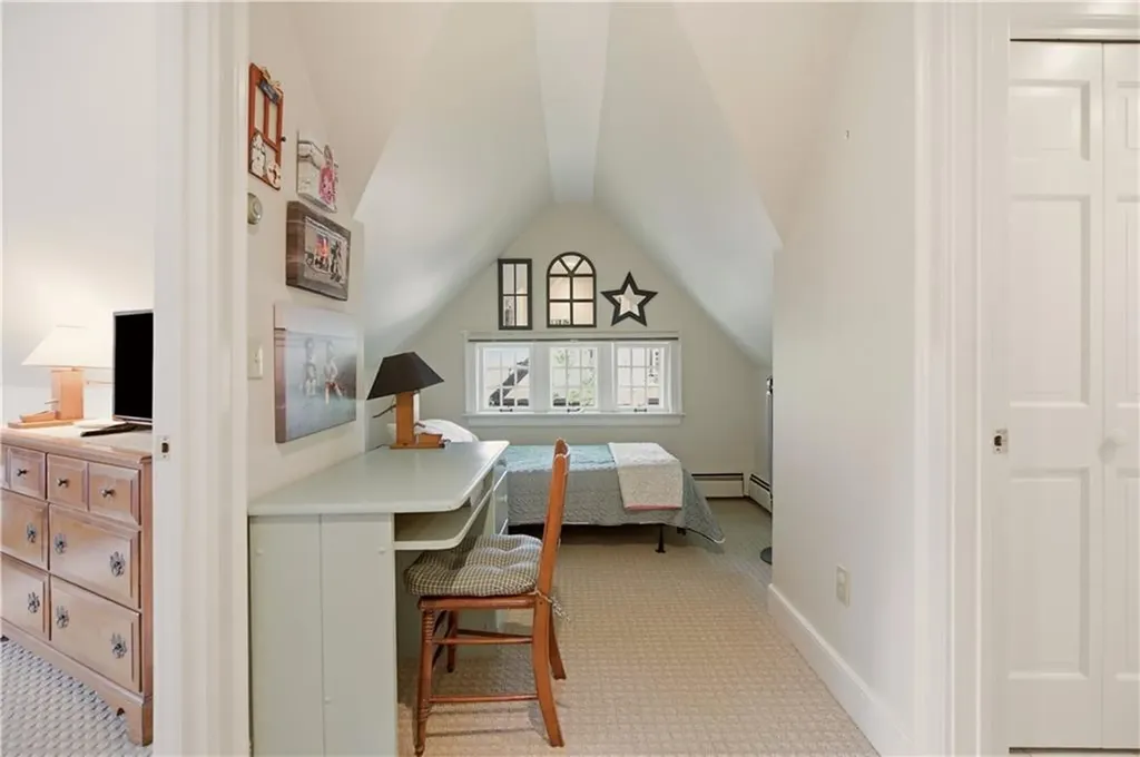 158 Narragansett Avenue Newport RI 02840