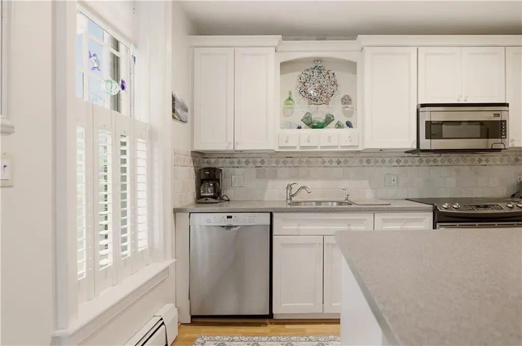 158 Narragansett Avenue Newport RI 02840