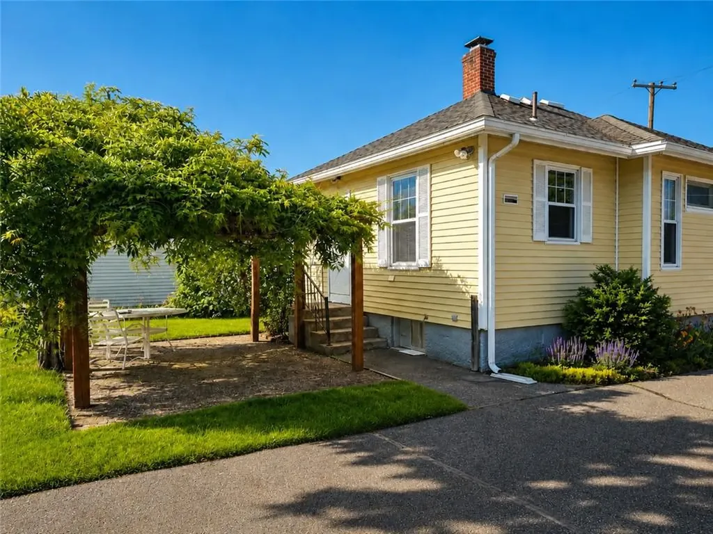 484 Daggett Avenue Pawtucket RI 02861