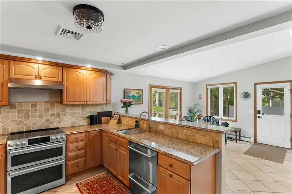 417 Squantum Drive Warwick RI 02888