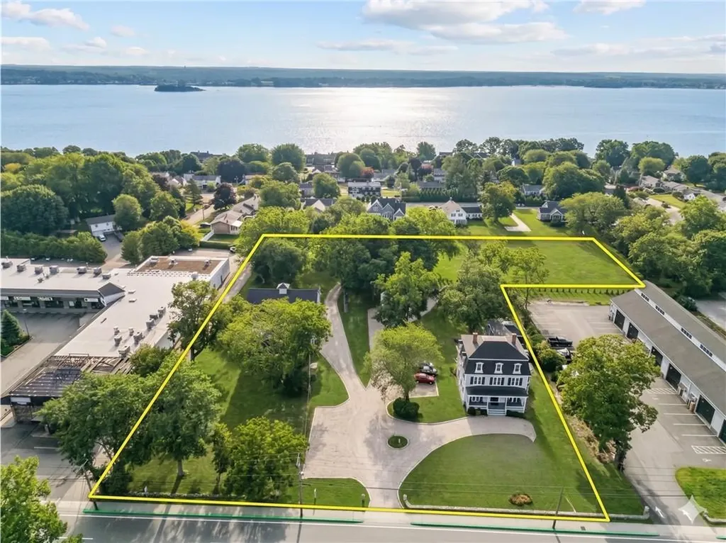 2967 East Main Road Portsmouth RI 02871