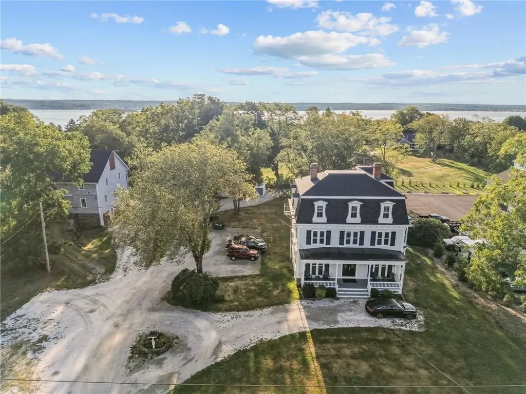 2967 East Main Road Portsmouth RI 02871