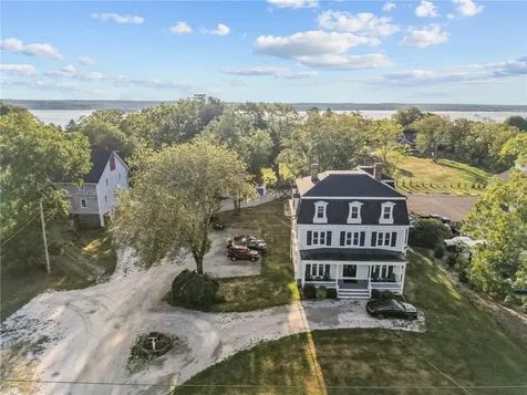 2967 East Main Road Portsmouth RI 02871