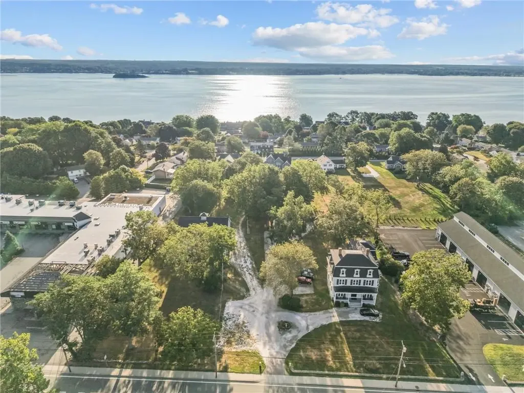 2967 East Main Road Portsmouth RI 02871