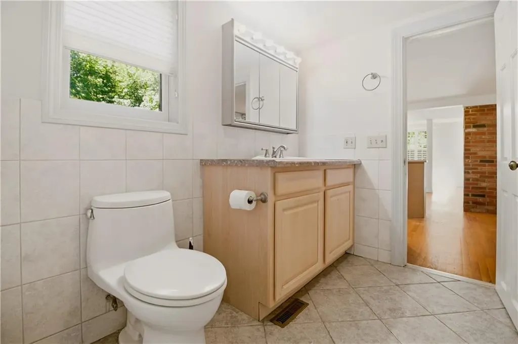 1861 East Main Road Portsmouth RI 02871