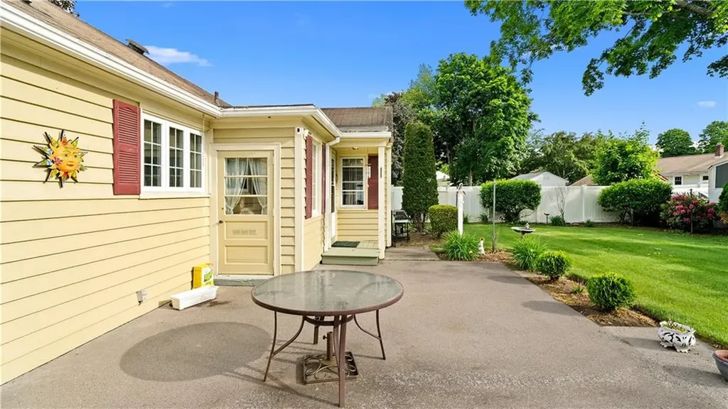 14 Barnes Street Smithfield RI 02828