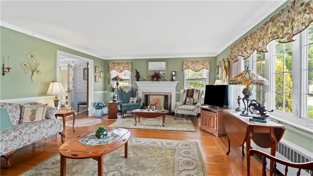 14 Barnes Street Smithfield RI 02828