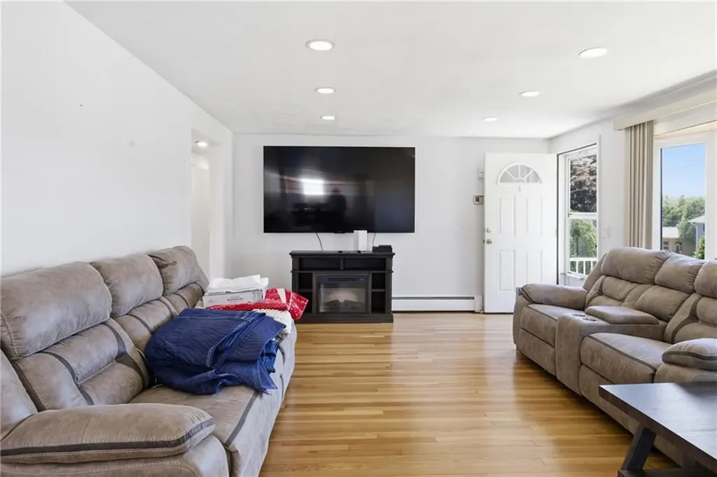 39 Salem Avenue Cranston RI 02920