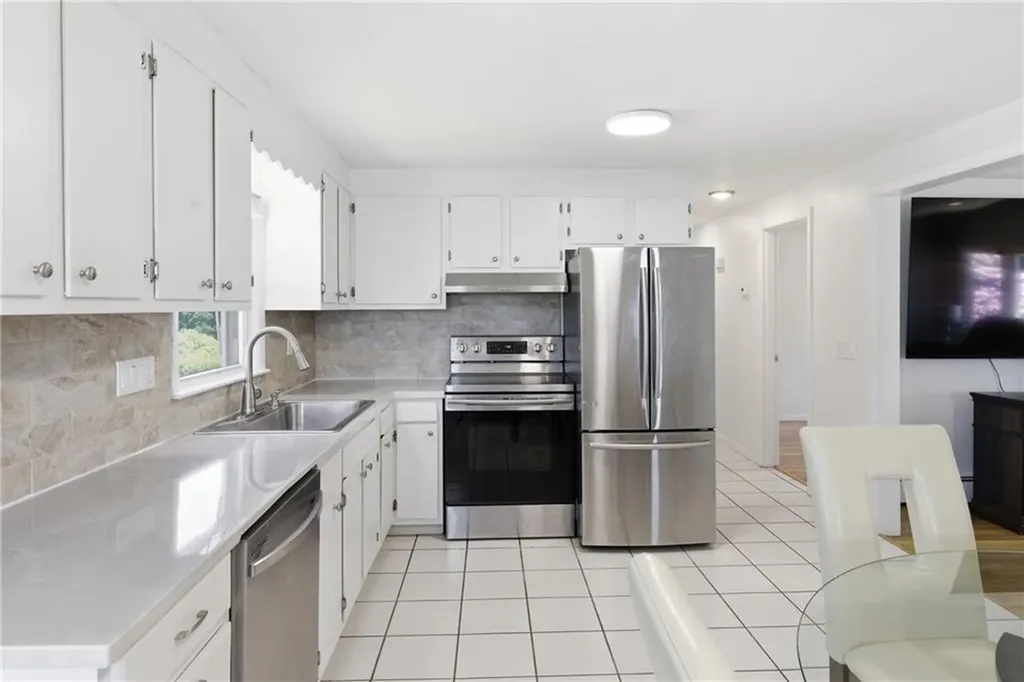 39 Salem Avenue Cranston RI 02920
