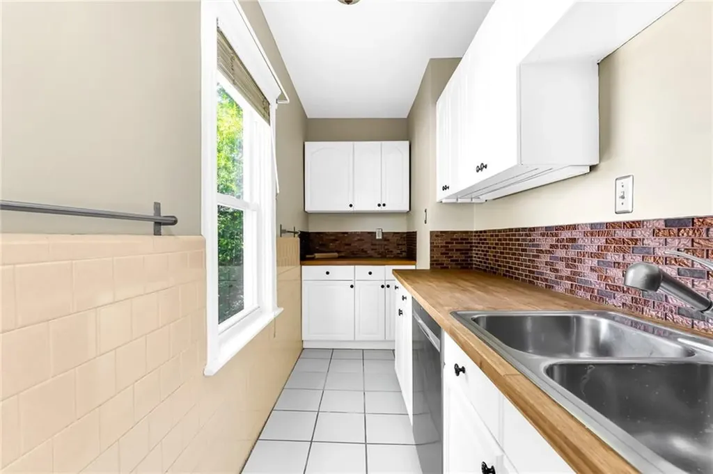 1058 Narragansett Boulevard Cranston RI 02905