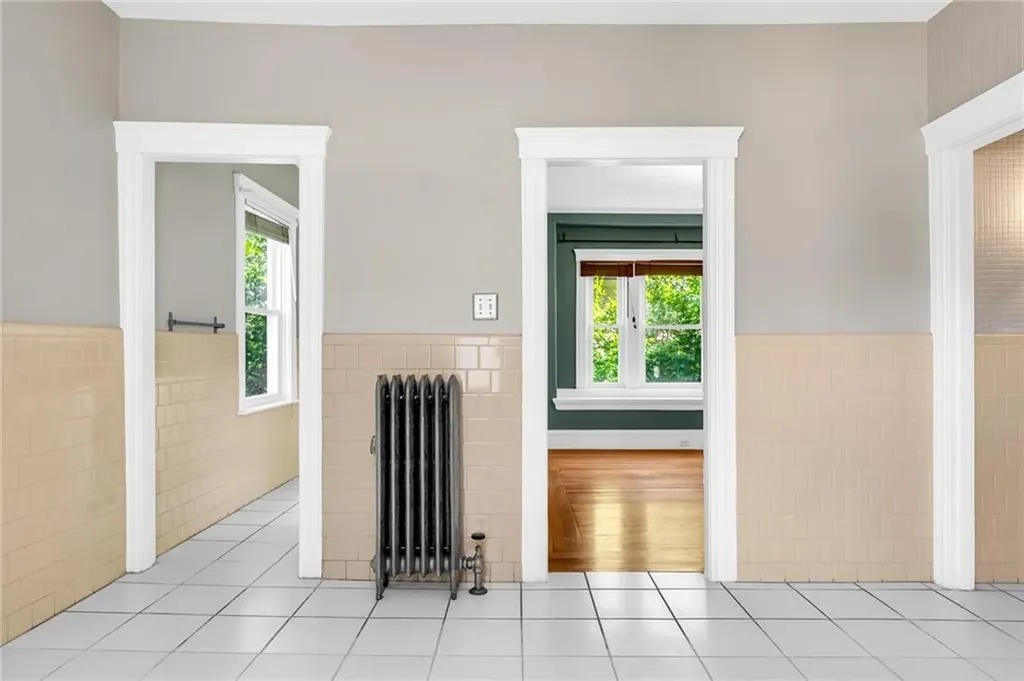1058 Narragansett Boulevard Cranston RI 02905