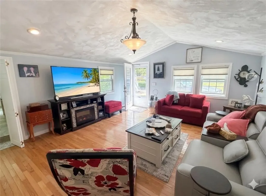 36 Pettaquamscutt Lake Road Narragansett RI 02874
