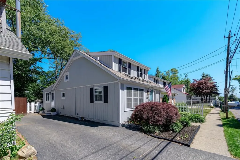 390 Nausauket Road Warwick RI 02886