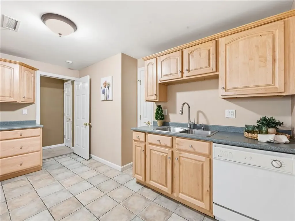 48 Hummingbird Lane Swansea MA 02777