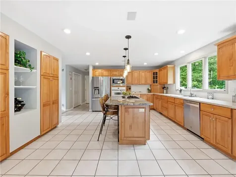 48 Hummingbird Lane Swansea MA 02777