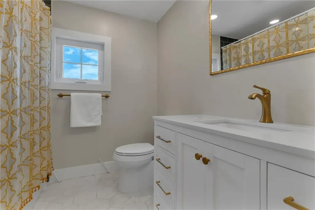 81 Bristol Ferry Road Portsmouth RI 02871