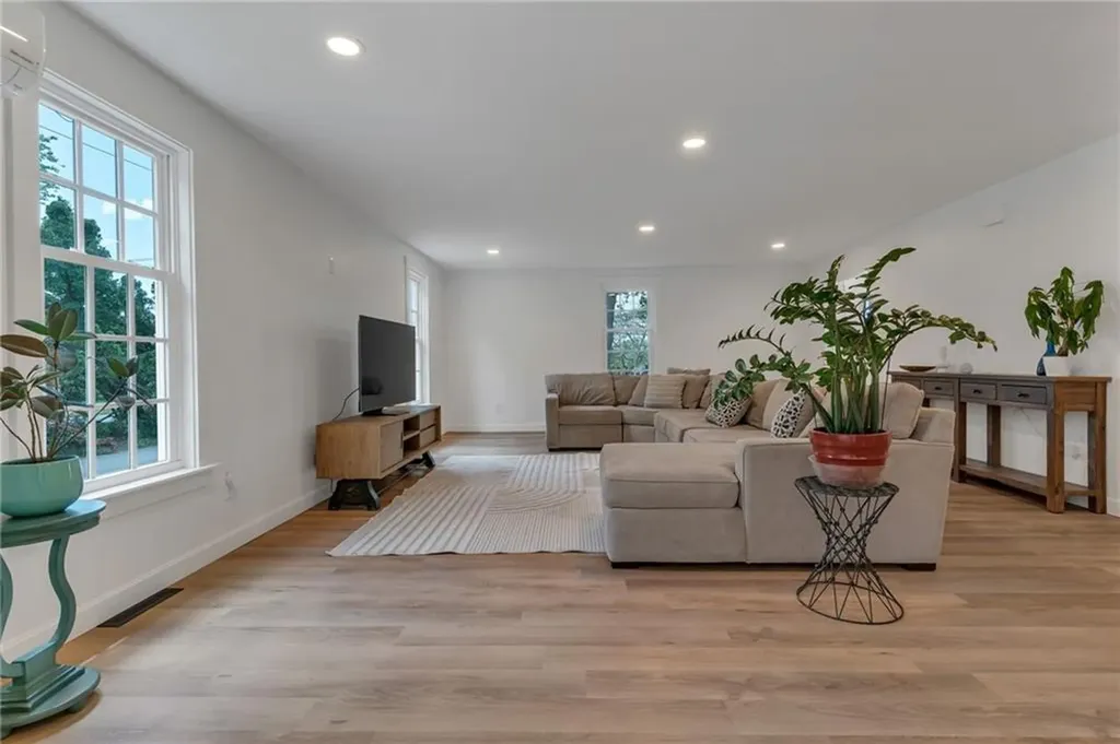 81 Bristol Ferry Road Portsmouth RI 02871