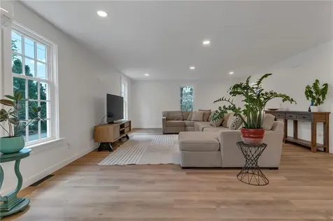 81 Bristol Ferry Road Portsmouth RI 02871