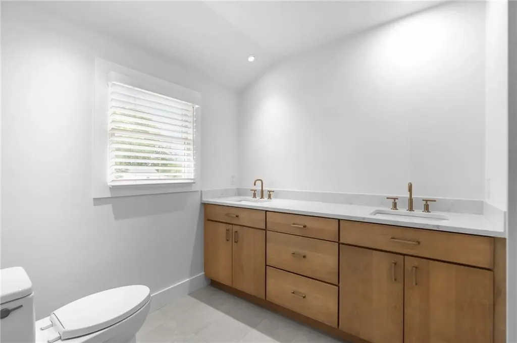 76 Warren Avenue Middletown RI 02842
