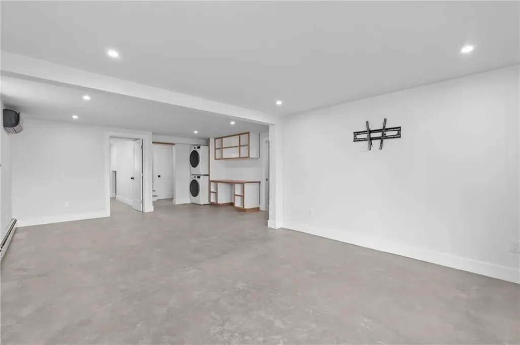 76 Warren Avenue Middletown RI 02842