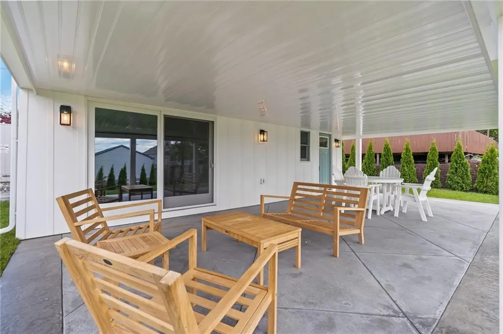 76 Warren Avenue Middletown RI 02842
