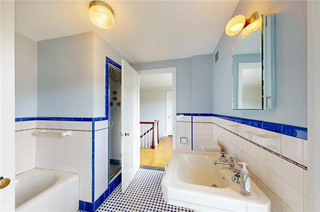 873 Warwick Avenue Warwick RI 02888