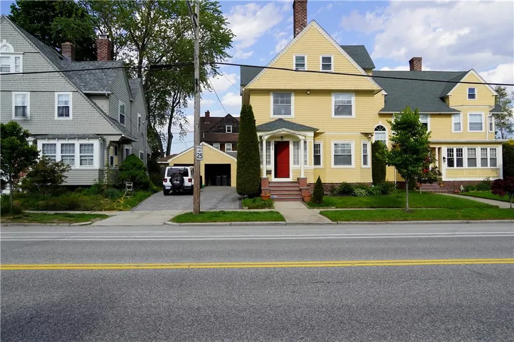 1362 Narragansett Blvd Boulevard Cranston RI 02905