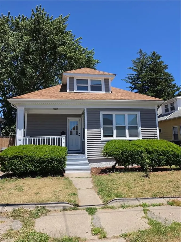 286 Sutton Avenue East Providence RI 02914