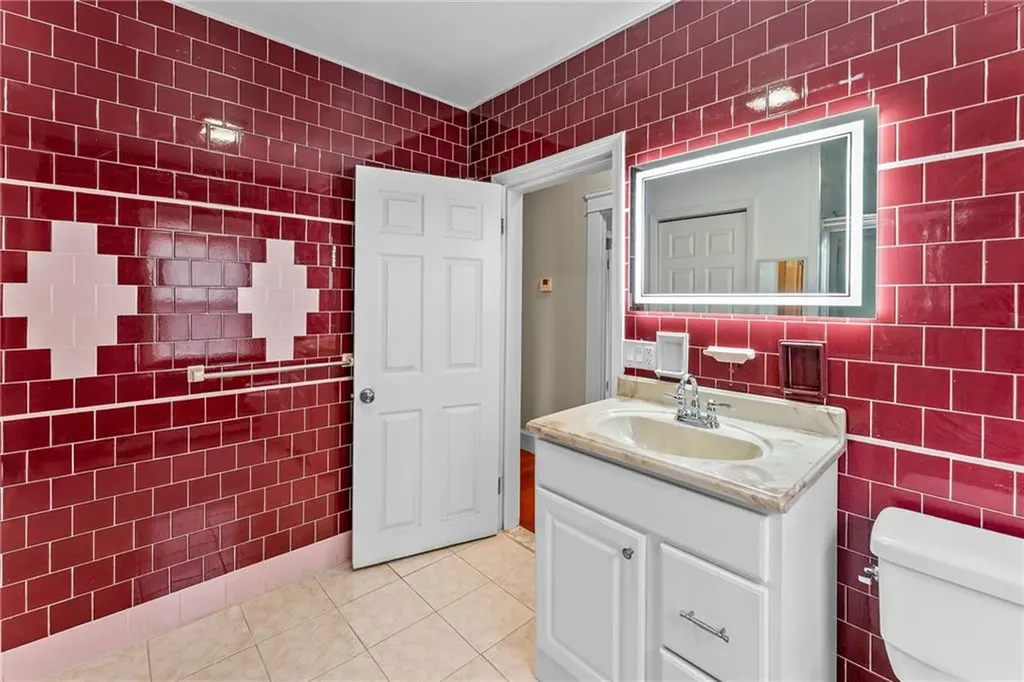 912 Narragansett Boulevard Providence RI 02905