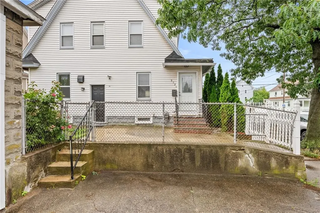 912 Narragansett Boulevard Providence RI 02905