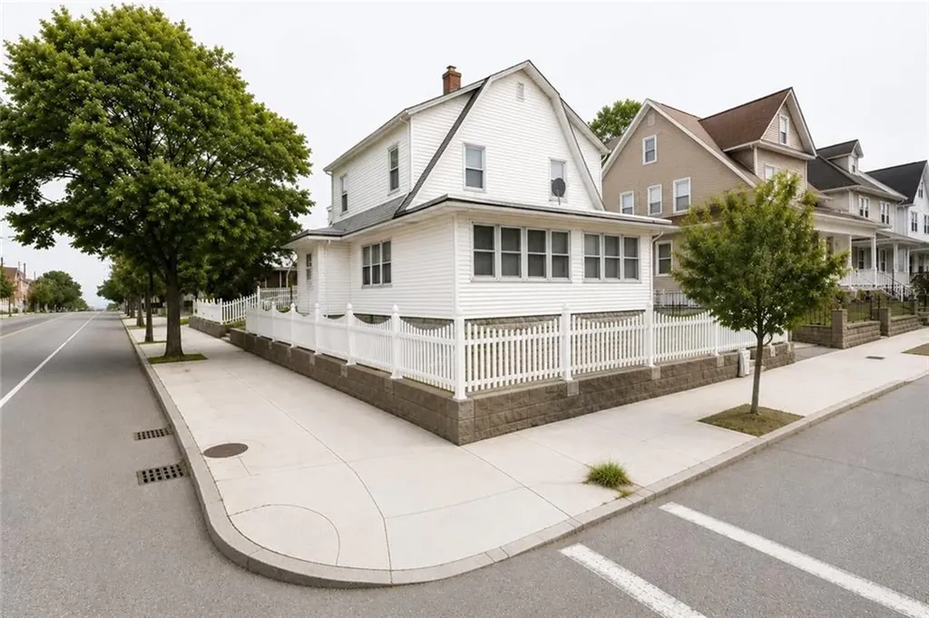 912 Narragansett Boulevard Providence RI 02905