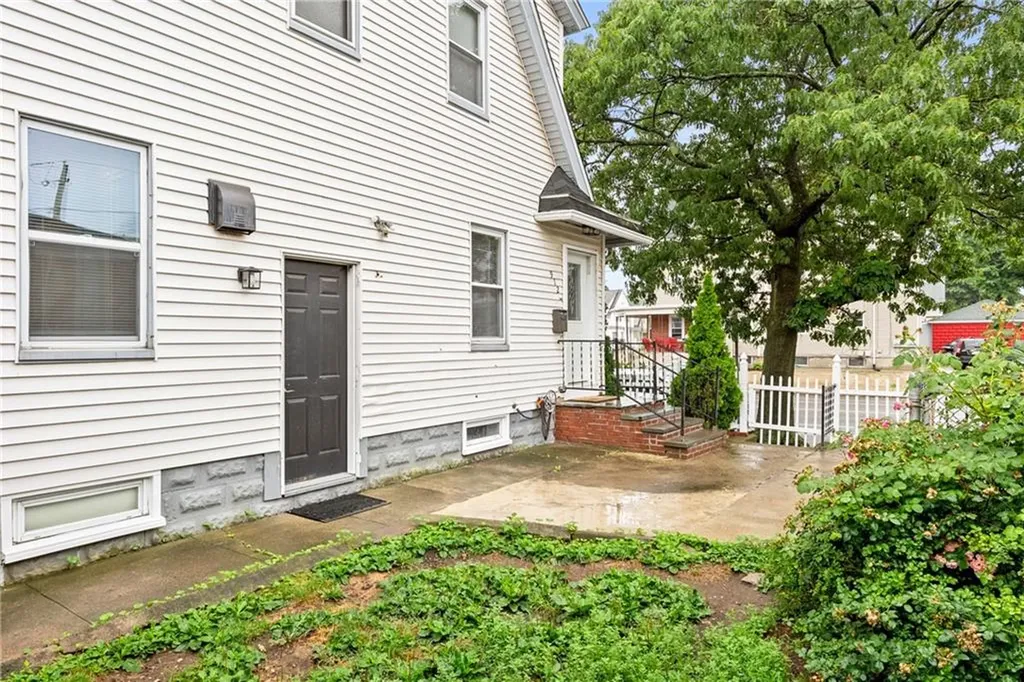 912 Narragansett Boulevard Providence RI 02905