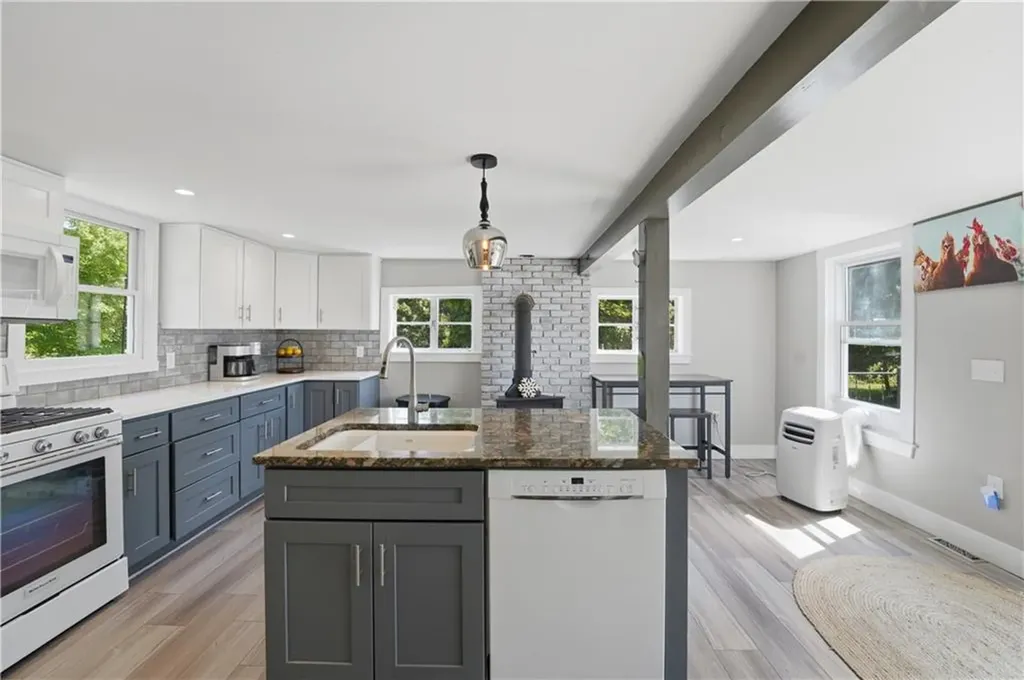 3672 S County Trail Richmond RI 02892