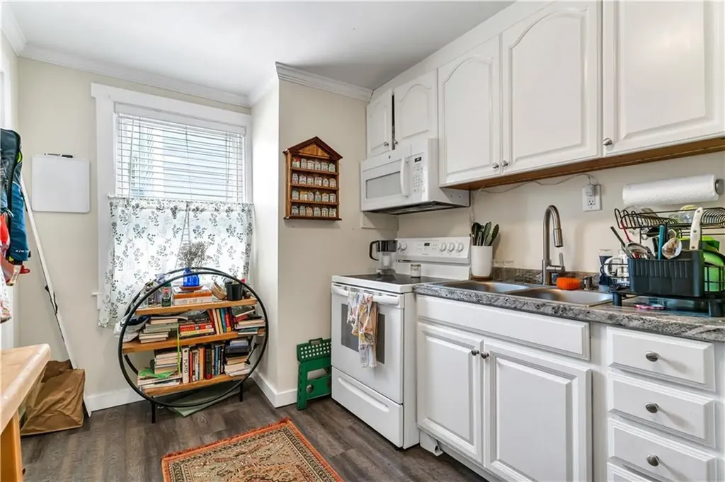 24 Pond Avenue Newport RI 02840