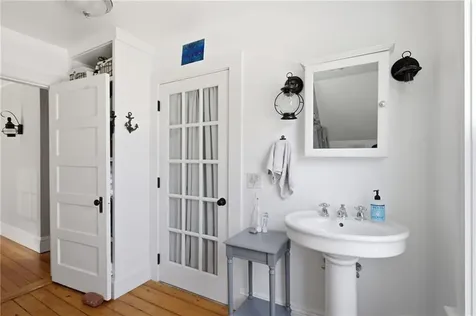 40 W Narragansett Avenue Newport RI 02840