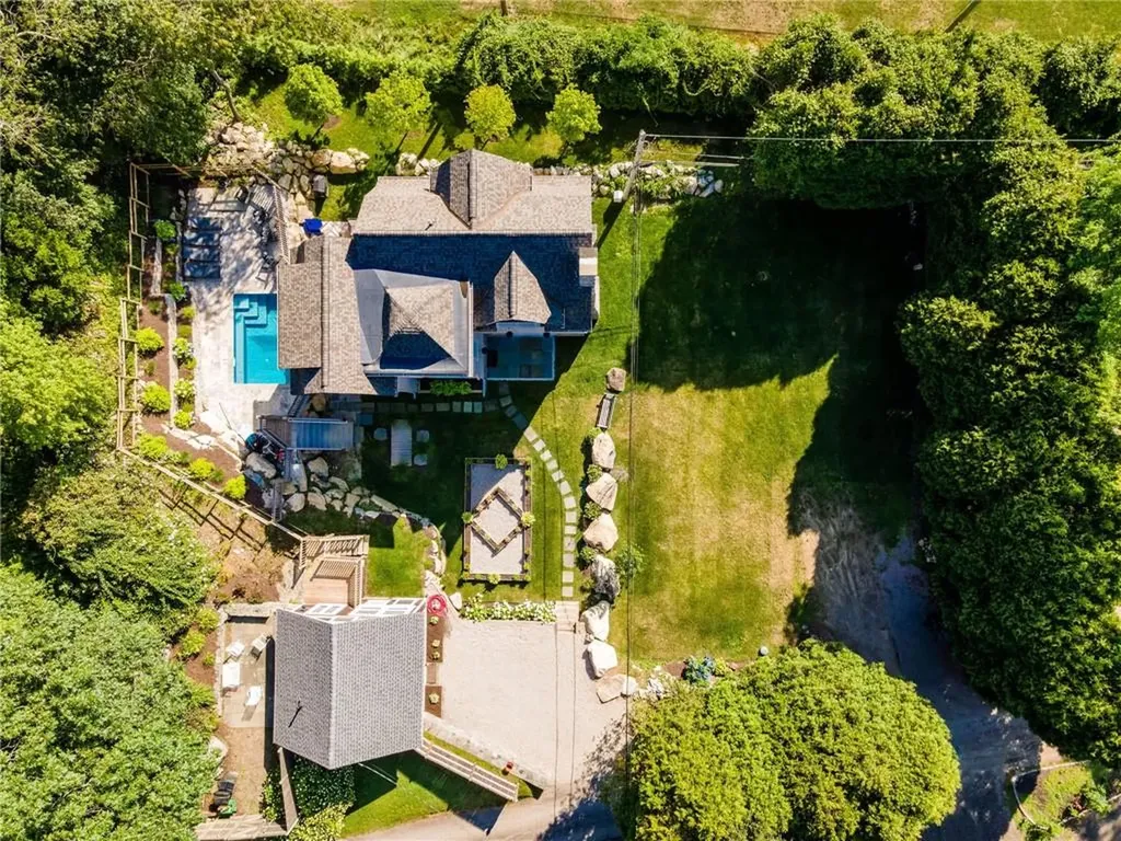17 19 East Hills Road Westerly RI 02891