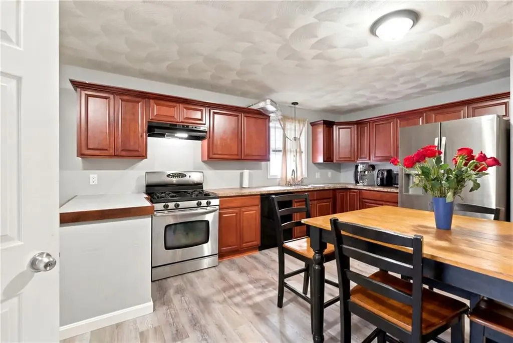 98 100 Oakland Avenue Providence RI 02908