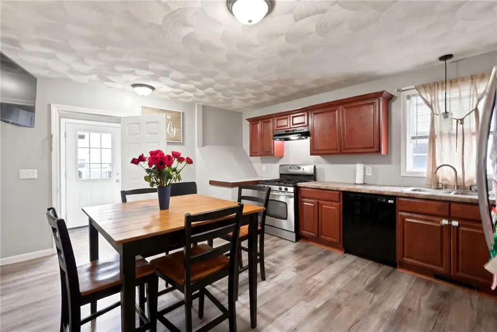 98 100 Oakland Avenue Providence RI 02908