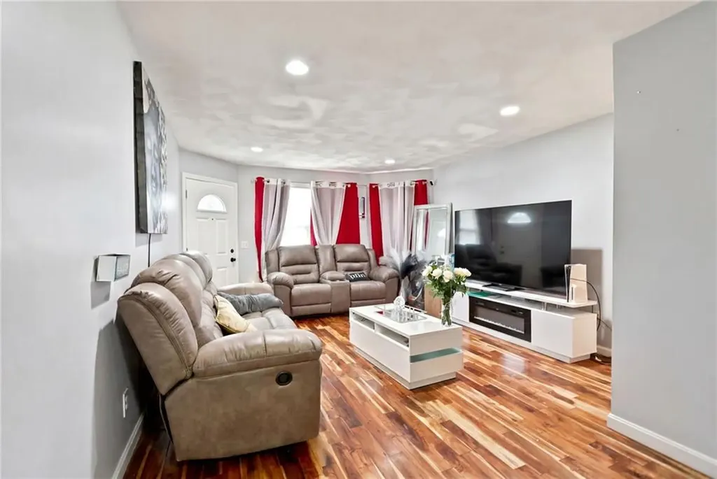 98 100 Oakland Avenue Providence RI 02908