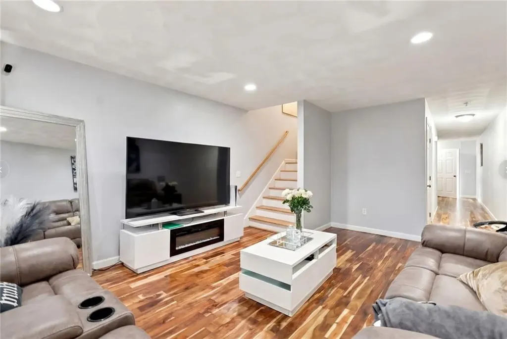98 100 Oakland Avenue Providence RI 02908