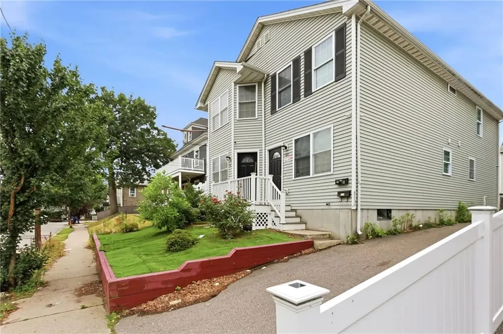 98 100 Oakland Avenue Providence RI 02908