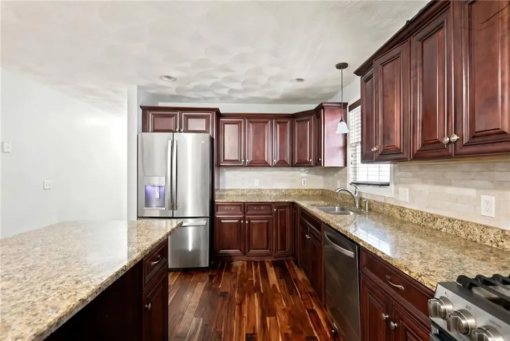 98 100 Oakland Avenue Providence RI 02908