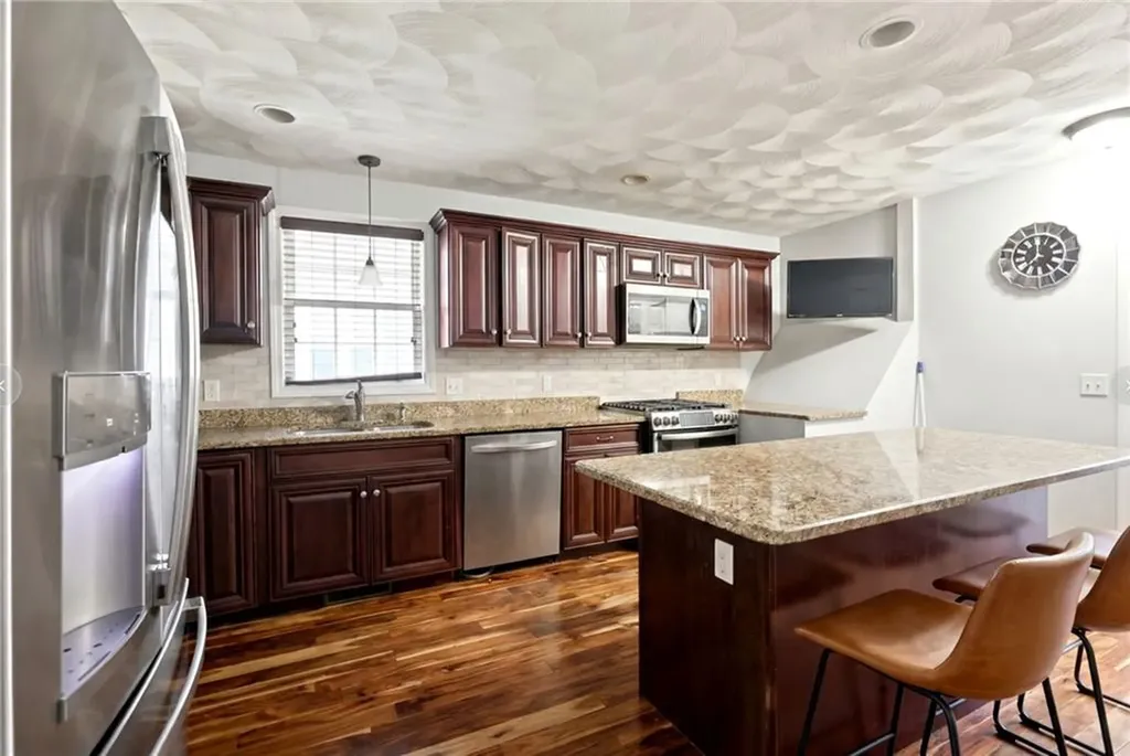 98 100 Oakland Avenue Providence RI 02908