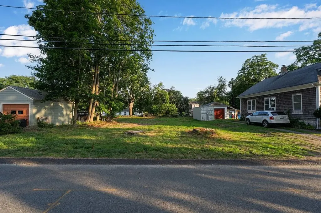 128 Peck Avenue Bristol RI 02809