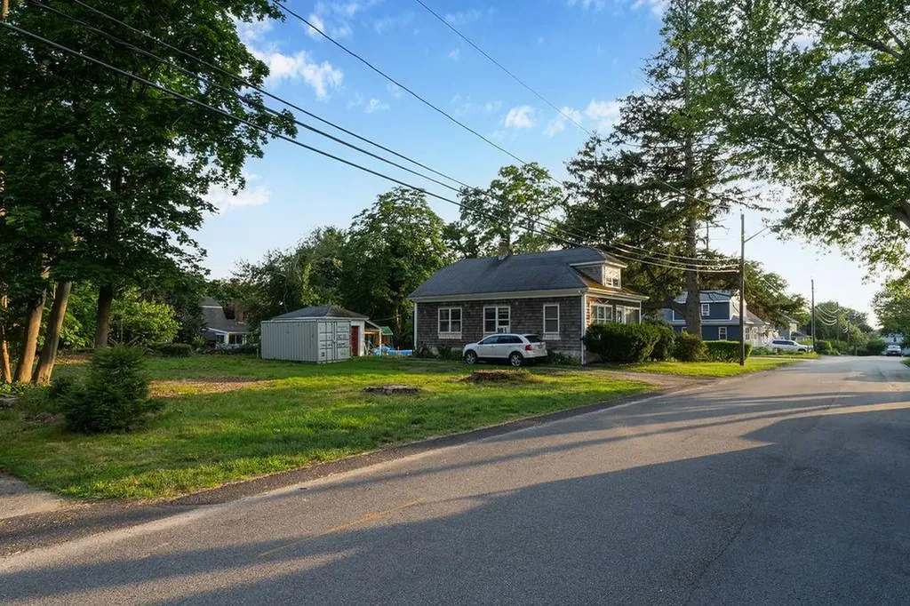 128 Peck Avenue Bristol RI 02809