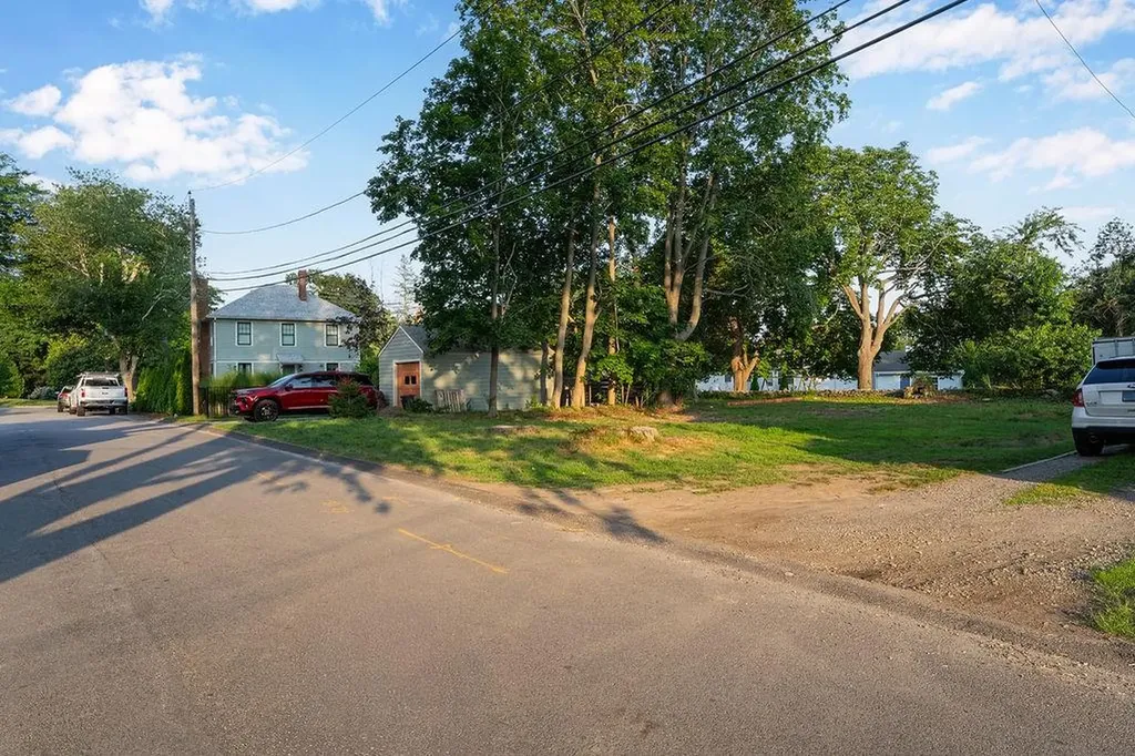 128 Peck Avenue Bristol RI 02809