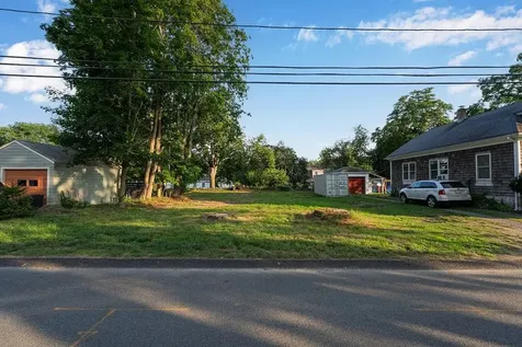 128 Peck Avenue Bristol RI 02809
