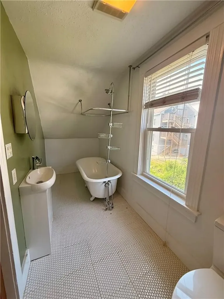 87 Rockland Avenue Woonsocket RI 02895