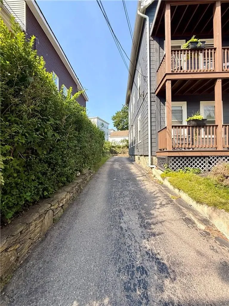 87 Rockland Avenue Woonsocket RI 02895